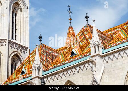 Traditionelle ungarische Dachziegel an der Kathedrale St. Matthias in Budapest Stockfoto