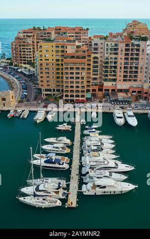 Monaco - 05. April 2019: Boote im Hafen von Fontvieille Stockfoto
