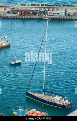 Monaco - 05. April 2019: Yacht im Hafen von Fontvieille Stockfoto