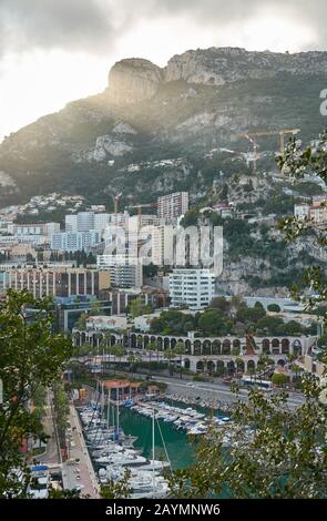 Monaco - 05. April 2019: Blick auf den Hafen von Fontvieille Stockfoto