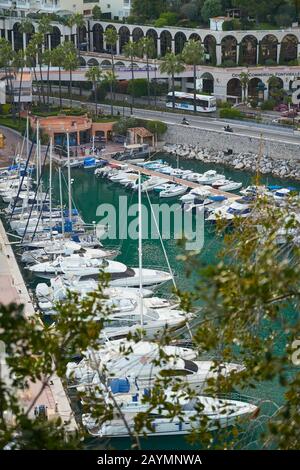 Monaco - 05. April 2019: Blick auf den Hafen von Fontvieille Stockfoto