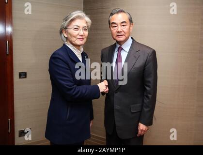 München, Deutschland. Februar 2020. Der chinesische Staatsrat und Außenminister Wang Yi (R) trifft sich am Rande der 56. Münchner Sicherheitskonferenz in München, Deutschland, am 15. Februar 2020 mit dem südkoreanischen Außenminister Kang Kyung-wha. Credit: Shan Yuqi/Xinhua/Alamy Live News Stockfoto