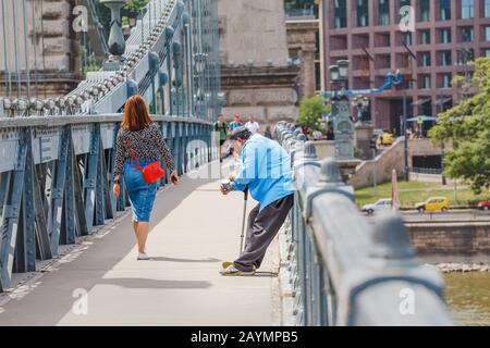 14. MAI 2018, BUDAPEST, UNGARN: Bettler bittet um Geld auf der Stadtbrücke in Budapest Stockfoto