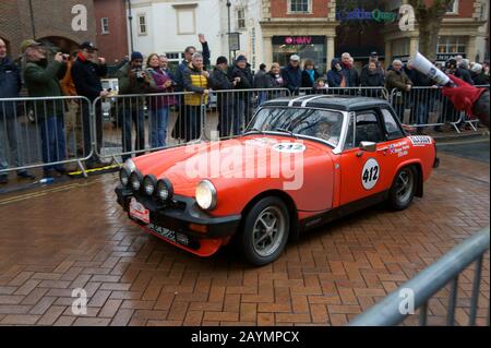 Auto Nummer 412 verlässt die Passage Control in Banbury auf der Rallye Monte-Carlo Historique Stockfoto