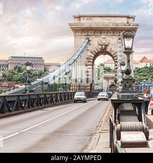 14. MAI 2018, BUDAPEST, UNGARN: Kettenbrücke über die Donau, mit Autos Stockfoto