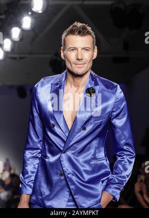 New York, NY, USA - 5. Februar 2020: Alex Lundqvist läuft auf der Blue Jacket Runway zur Unterstützung des Gesundheitsbewusstseins für Männer und des Bewusstseins für Prostatakrebs an Pier 59 Studi Stockfoto