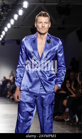 New York, NY, USA - 5. Februar 2020: Alex Lundqvist läuft auf der Blue Jacket Runway zur Unterstützung des Gesundheitsbewusstseins für Männer und des Bewusstseins für Prostatakrebs an Pier 59 Studi Stockfoto