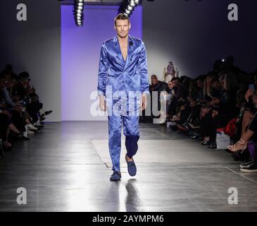 New York, NY, USA - 5. Februar 2020: Alex Lundqvist läuft auf der Blue Jacket Runway zur Unterstützung des Gesundheitsbewusstseins für Männer und des Bewusstseins für Prostatakrebs an Pier 59 Studi Stockfoto