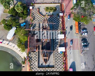 Luftaufnahme von Flor de la Mar eine Nachbildung eines portugiesischen Schiffes im Maritime Museum in Malakka (Melaka), Malaysia. Stockfoto