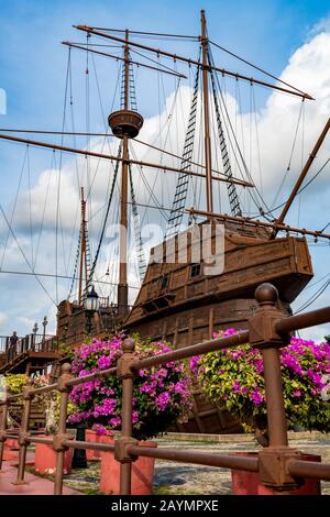 Rückansicht von Flor de la Mar eine Nachbildung eines portugiesischen Schiffes im Maritime Museum in Malakka (Melaka), Malaysia. Stockfoto