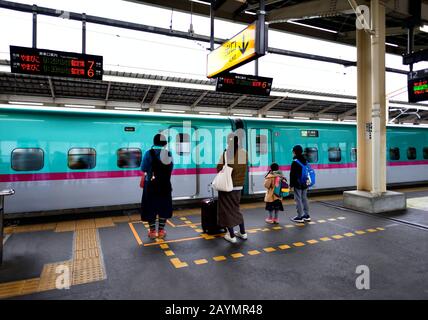 Shinkansen im Bahnhof Japan Stockfoto