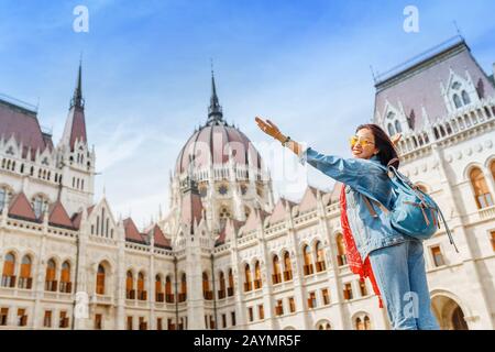 Fröhliche asiatische Casual Woman Studentin mit großartigem Blick auf das Parlamentsgebäude in der Stadt Budapest, Reise in Europa Konzept Stockfoto