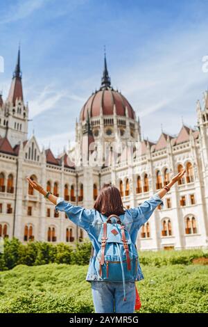 Fröhliche asiatische Casual Woman Studentin mit großartigem Blick auf das Parlamentsgebäude in der Stadt Budapest, Reise in Europa Konzept Stockfoto