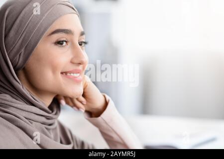 Nahaufnahme Porträt Einer Lächelnden Arabischen Frau Im Hijab, Die Wegschaut Stockfoto