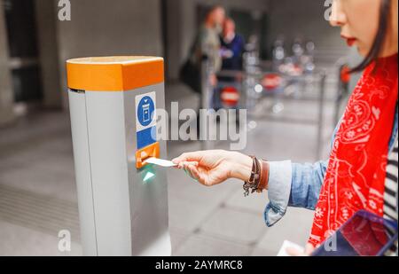 Validieren Sie ein Ticket an einem Validierungsautomat für den Zugang zum U-Bahn-Nahverkehrssystem Stockfoto