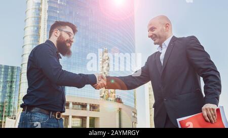 Glückliche Leute schütteln die Hände, Geschäftsleute unterzeichnen einen Deal mit einem Handschlag, Kunde und Verkäufer sind zufrieden mit dem Abschluss des Deals, der Immobilien ag Stockfoto