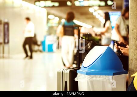 Blaue Abdeckung transparente trashcan für die Erhöhung der Sicherheitsmaßnahmen, die auf dem Boden des Flughafen. Stockfoto