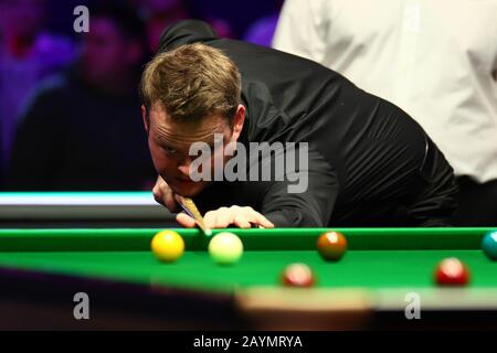 Shaun Murphy aus England spielt einen Schuss an Judd Trump aus England beim Viertelfinale der Welsh Open 2020 in Cardiff, Großbritannien, am 14. Februar 2020. Shaun Murphy aus England besiegte Judd Trump aus England mit 5:3. Stockfoto