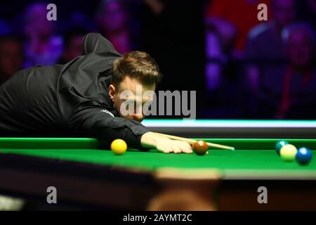 Judd Trump aus England spielt einen Schuss an Shaun Murphy aus England beim Viertelfinale der Welsh Open 2020 in Cardiff, Großbritannien, am 14. Februar 2020. Shaun Murphy aus England besiegte Judd Trump aus England mit 5:3. Stockfoto