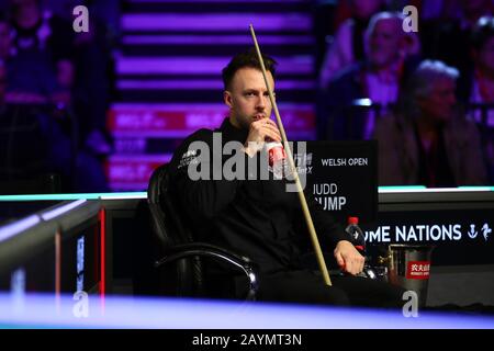 Judd Trump aus England hält einen Schuss an Shaun Murphy aus England beim Viertelfinale der Welsh Open 2020 in Cardiff, Großbritannien, am 14. Februar 2020 für möglich. Shaun Murphy aus England besiegte Judd Trump aus England mit 5:3. Stockfoto