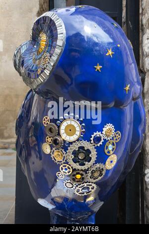 Bemalte Eule Sculpture's rund um das Bath City Center im Spätsommer 2018. Bath, somerset; England, Großbritannien Stockfoto