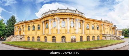 Architektur des Szechenyi-Palastes Thermalbad in Budapest. Wichtigstes Touristenziel Stockfoto