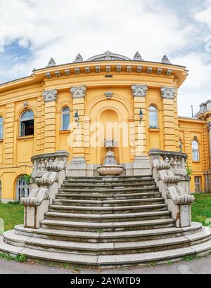 Architektur des Szechenyi-Palastes Thermalbad in Budapest. Wichtigstes Touristenziel Stockfoto