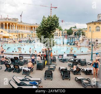 15. MAI 2018 BUDAPEST, UNGARN: Open-Air-Szechenyi-Bäder in Budapest mit vielen Ruheseulen Stockfoto