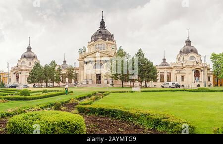 Architektur des Szechenyi-Palastes Thermalbad in Budapest. Wichtigstes Touristenziel Stockfoto