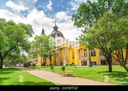 Architektur des Szechenyi-Palastes Thermalbad in Budapest. Wichtigstes Touristenziel Stockfoto