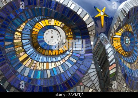 Bemalte Eule Sculpture's rund um das Bath City Center im Spätsommer 2018. Bath, somerset; England, Großbritannien Stockfoto