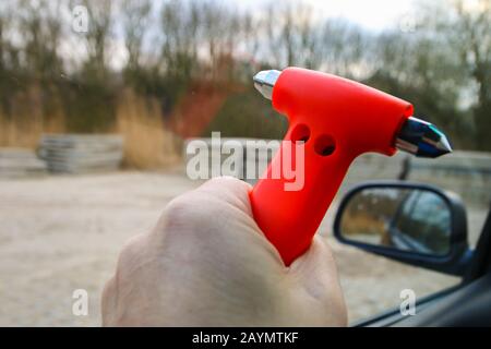 Sicherheitshammer wird verwendet, um Fensterscheiben bei einem Autounfall zu zertrümmern Stockfoto