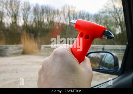 Sicherheitshammer, mit dem das Seitenfenster des Fahrers bei einem Unfall im Auto gebrochen wird Stockfoto