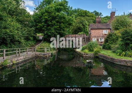 Der Boden des Hay Schrägflugzeugs, auf dem er auf den Coalport Canal, Coalport, Shropshire, England, Großbritannien trifft. Stockfoto