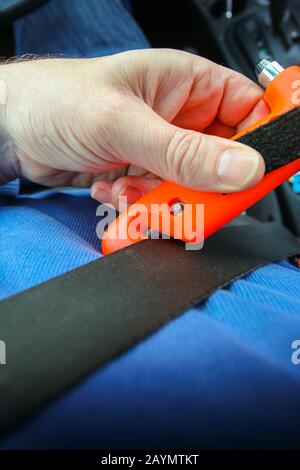 Sicherheitshammer mit Sicherheitsgurtschneider, der bei einem Autounfall am Sicherheitsgurt verwendet wird Stockfoto