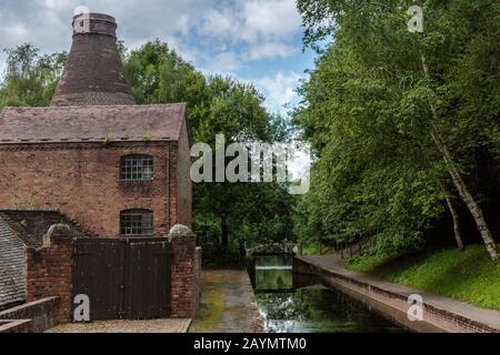 Das Coalport China Museum, Ironbridge, und der alte Kanal, der zum Boden des Hay Schrägflugzeugs führt, das im Jahre 1727 gebaut wurde, Shropshire, England, Großbritannien. Stockfoto