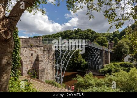 Die Iron Bridge überspannt den Fluss Severn, während sie durch die Ironbridge Gorge bei Ironbridge in Shropshire, England, Großbritannien fließt Stockfoto