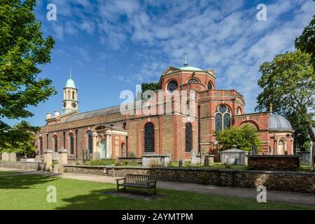 Die St Anne's Church ist eine Pfarrkirche in Kew im London Borough of Richmond upon Thames, West London. Stockfoto