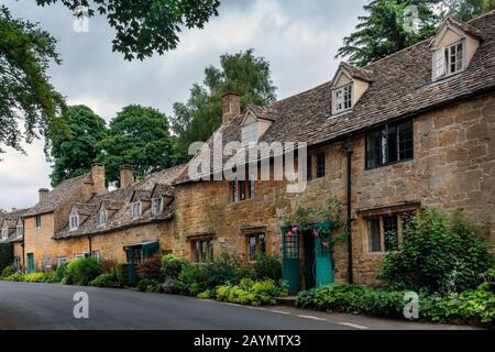 Eine malerische Reihe von Cotswold-Steinhäusern im Dorf Snowshill, Cotswolds, Gloucestershire, England, Großbritannien Stockfoto