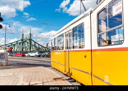 15. MAI 2018 BUDAPEST, UNGARN: Berühmte gelbe Straßenbahn an der Budapester Stadtstraße Stockfoto