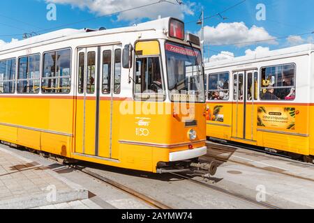 15. MAI 2018 BUDAPEST, UNGARN: Berühmte gelbe Straßenbahn an der Budapester Stadtstraße Stockfoto