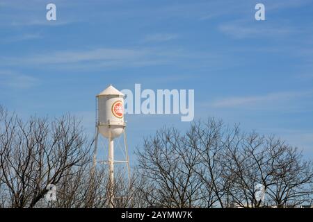 Der Wasserturm Lucky Strike erhebt sich über den Baumwipfeln in Durham North Carolina. Stockfoto