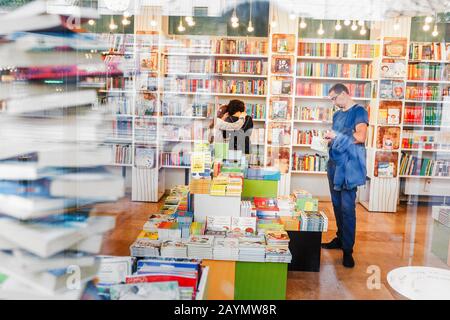 15. MAI 2018 BUDAPEST, UNGARN: Menschen im Buchladen Stockfoto