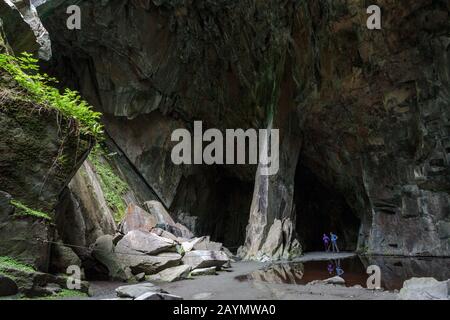 Cathedral Cave (Cathedral Cavern) ist eine 12 m hohe Hauptkammer in einer alten Schiefermine im Tal von Little langdale, Lake District, Cumbria. Stockfoto