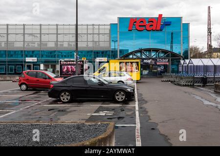 Real Supermarkt-Filiale Dusseldorf-Bilk Stockfoto