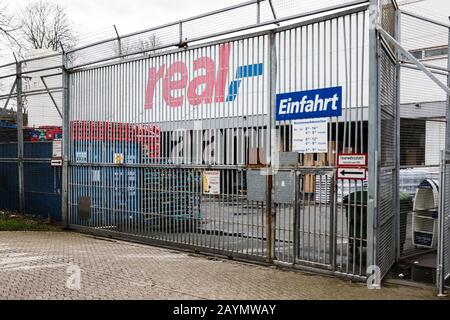 Real Supermarkt-Filiale Dusseldorf-Bilk Stockfoto