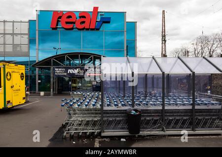 Real Supermarkt-Filiale Dusseldorf-Bilk Stockfoto