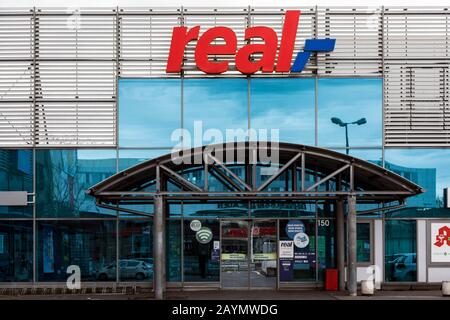 Real Supermarkt-Filiale Dusseldorf-Bilk Stockfoto