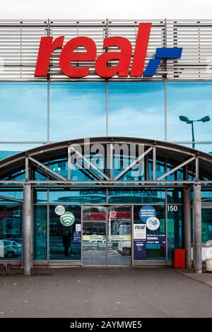 Real Supermarkt-Filiale Dusseldorf-Bilk Stockfoto