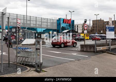 Real Supermarkt-Filiale Dusseldorf-Bilk Stockfoto